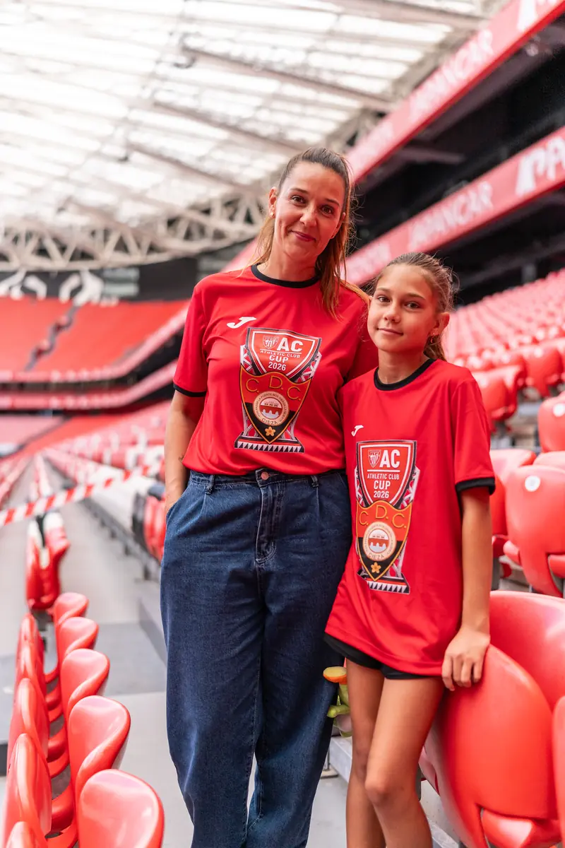 Madre e hija en la grada de San Mamés