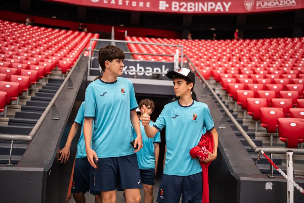 Jugadores saliendo a la grada de San Mamés